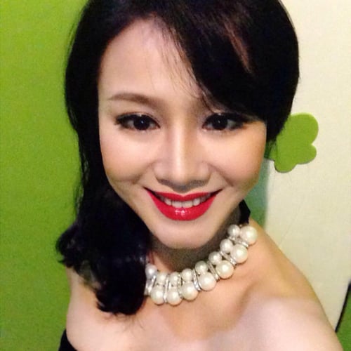 Vẻ đằm thắm dịu dàng càng nổi bật hơn mỗi khi cô nở nụ cười.