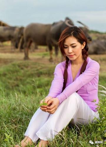Váy liền xòe đuôi cá cùng là một sự lựa chọn phù hợp cho nàng công sở nhỏ nhắn.