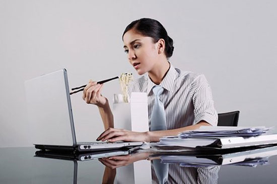 Hơn nữa mì tôm có chứa axit oxalic, một hóa chất gây sỏi thận rất nguy hiểm