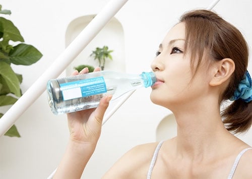 Việc uống ít nước lọc hay uống quá nhiều đồ uống có ga, cafein thay thế là nguyên nhân hàng đầu gây sỏi mật và sỏi thận.