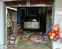 Tài xế say xỉn tông xe sập nhà sách, bé trai đang ngủ bị thương