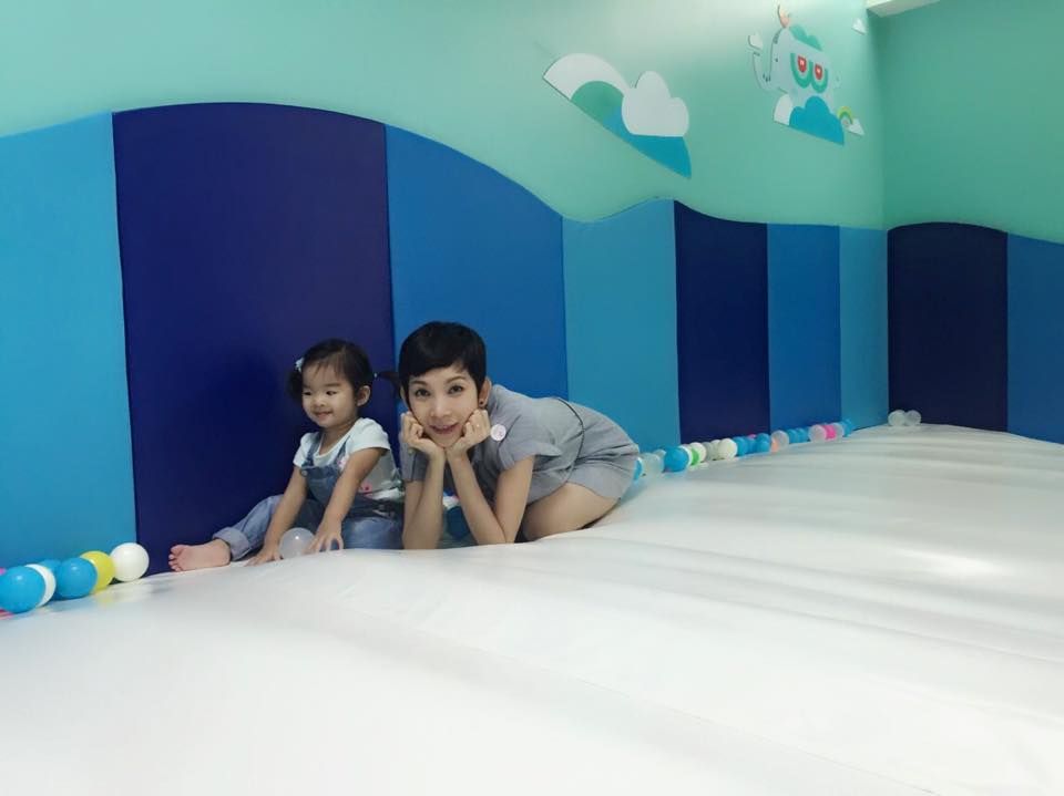 Siêu mẫu Xuân Lan tạo dáng nhí nhảnh bên con gái cực yêu