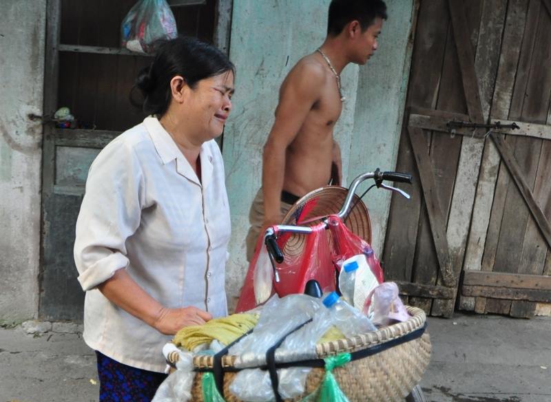 Chứng kiến cảnh hoang tàn sau vụ hỏa hoạn, chị Trần Thị Thường (SN 1964, quê Hà Nam, làm nghề bán xôi) buồn bã nói: 'Phòng trọ có hơn 10m2 và 5 chị em phải thuê chung để cho đỡ tốn kém. Nay cháy thế này, bao nhiêu đồ đạc thành than hết rồi. Số tiền tích góp nhiều năm cũng cháy hết rồi'.