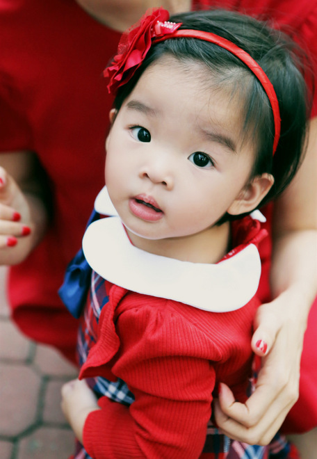 Bé thỏ có khuôn mặt rất trong sáng, dễ thương.