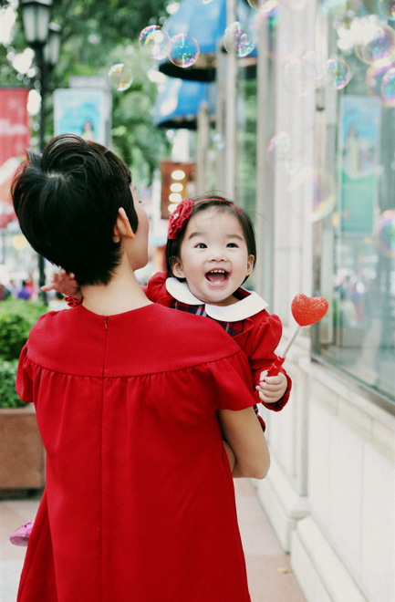 Cô bé hay cười và nụ cười rạng rỡ tỏa nắng là nguồn động viên tinh thần cho mẹ.