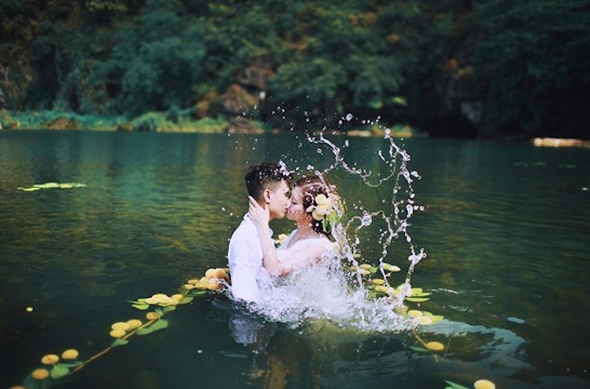 'Nếu ai nhìn kỹ chắc hẳn sẽ thấy trong ảnh mình chụp còn có nguyên một đàn cá con bơi tung tăng”, cô dâu 9X hài hước kể lại kỷ niệm khó quên.