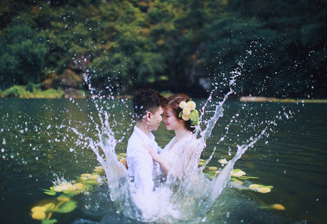 “Lúc đứng ở trên chiếc thuyền đắm, nước ngập đến cổ thuyền thì nhìn thấy nhiều rong rêu trơn, mình sợ trượt chân ngã nhưng may sao có chú rể biết bơi, cứ giữ chặt vợ từ đầu đến cuối khiến mình quên cả sợ hãi', cô dâu Hải Anh chia sẻ.