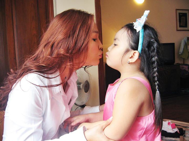 Dường như, càng lớn cô bé càng ra dáng thiếu nữ hơn.