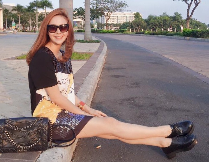 Minh Hằng tung tăng dạo phố trong một chiều nắng đẹp
