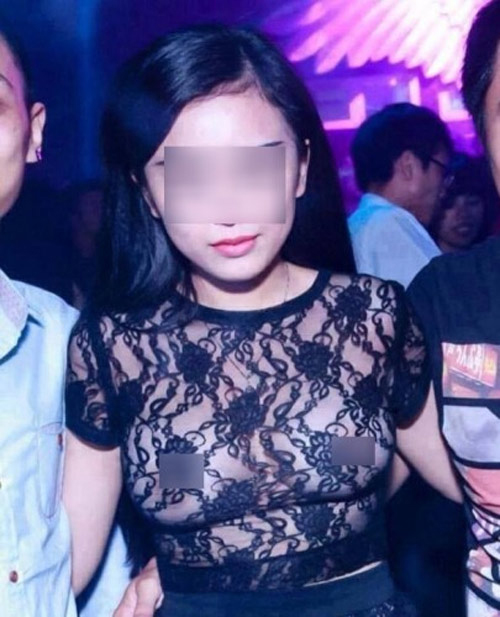 Chết khiếp với những kiểu khoe ngực của thiếu nữ Việt