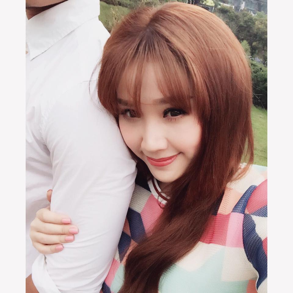 Bảo Thy khiến nhiều người tò mò khi đăng ảnh tình tứ tựa đầu vào cánh tay một chàng trai giấu mặt và viết: 'Anh đã lấp đi hết những khoảng trống ấy.'