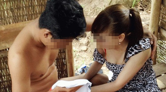 Bắt quả tang nhân viên tiệm cắt tóc kích dục cho khách