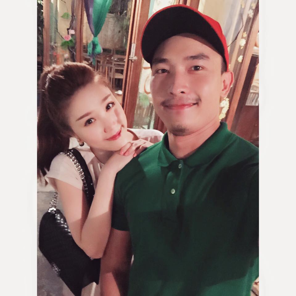 Bảo Thy chụp ảnh cùng một người đàn ông. Nhiều người đoán rằng đây chính là người yêu lâu năm của cô, hiện nữ ca sĩ chưa lên tiếng khẳng định.