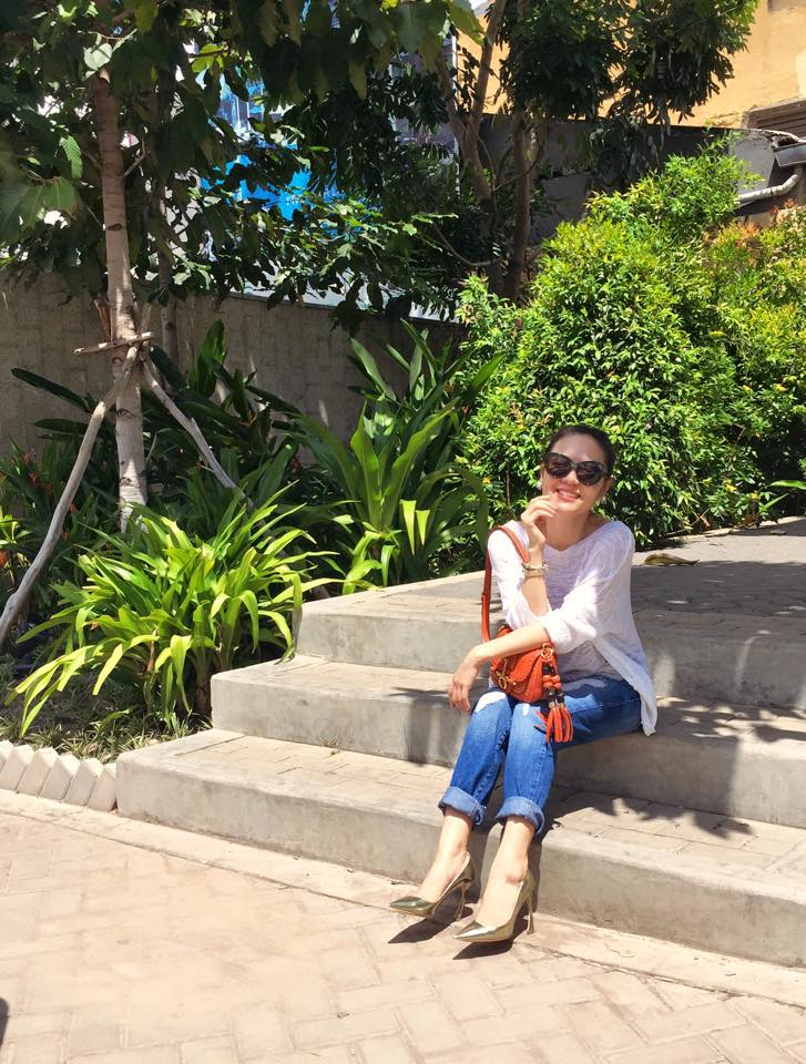 Phương Linh tươi tắn ngồi ở thềm khách sạn: 'Tự nhiên như là nhà mình ý'.