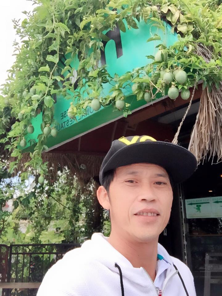 Hoài Linh: 'Tự sướng vì thấy chanh dây trái nhiều quá thôi , chứ em cũng không ham chụp hình lắm đâu nha. quán Hương của Việt Hương - Hoài Tâm ở Cali đấy'.