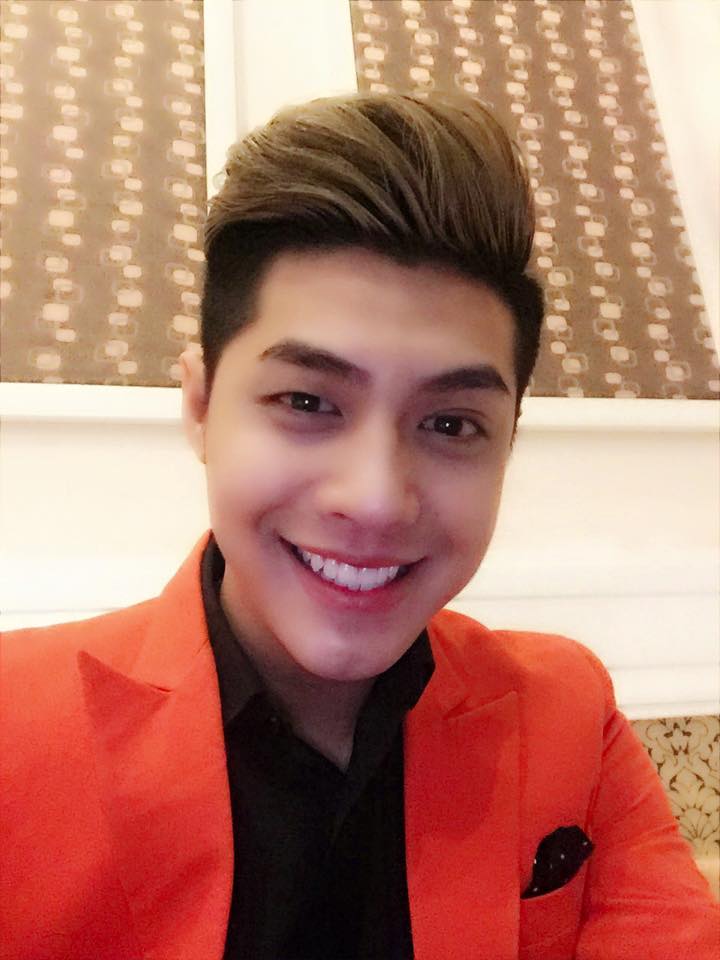 Noo Phước thịnh cười rạng rỡ trước khi lên sân khấu.