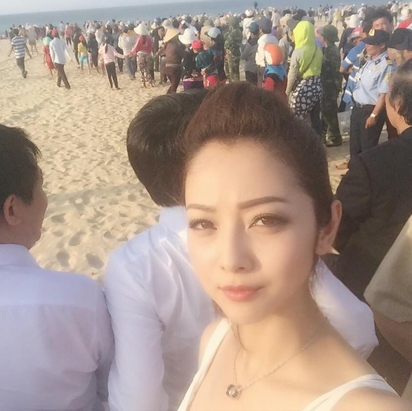 jennifer Phạm có mặt chớp nhoáng trong một sự kiện ở Quy Nhơn rồi lại quay ra Hà Nội.