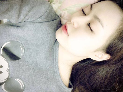 Hoàng Thùy Linh cực xinh cả khi ngủ trưa.