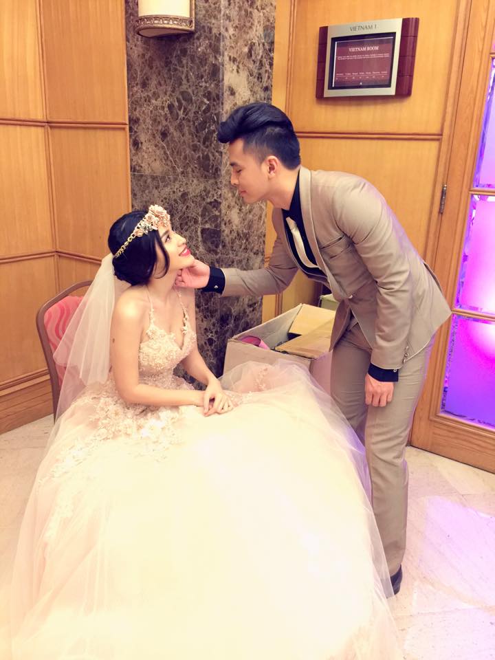 Các fan của cặp đôi Văn Anh - Tú Vi hào hứng khi thấy họ mặc đồ cưới trong bộ hình mới, và hối thúc họ sớm kết hôn thực sự.
