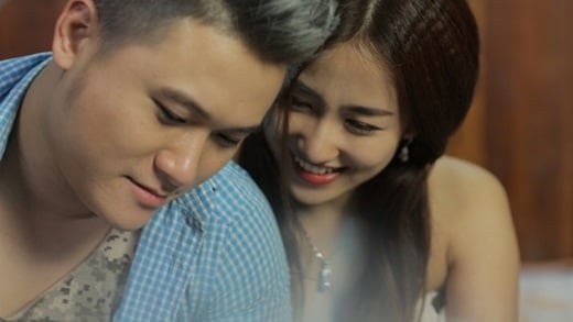 DJ Trang Moon gợi cảm trong vòng tay Vũ Duy Khánh