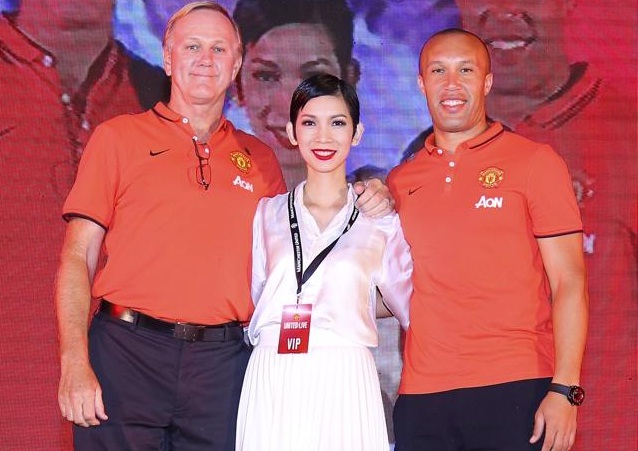 Siêu mẫu Xuân Lan hội ngộ hai danh thủ đội Manchester United