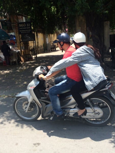 Người phía sau che cho người phía trước.