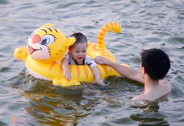 Hồ Tây trở thành bể bơi.