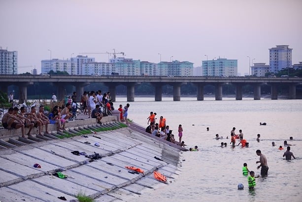 Cả hồ Linh Đàm.