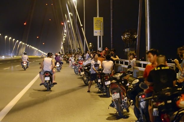 Cầu Nhật Tân lộng gió giữa đêm hè nóng oi bức.