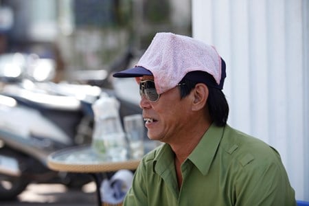 Đắp khăn mát lên đầu.