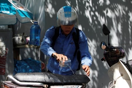 Dội nước lên yên xe cho đỡ nóng.