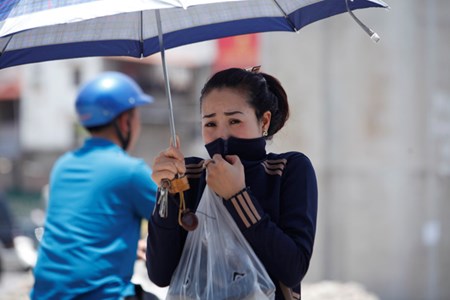 Che ô, che mặt nhưng vẫn không làm giảm đi sự nóng bức, khó chịu.