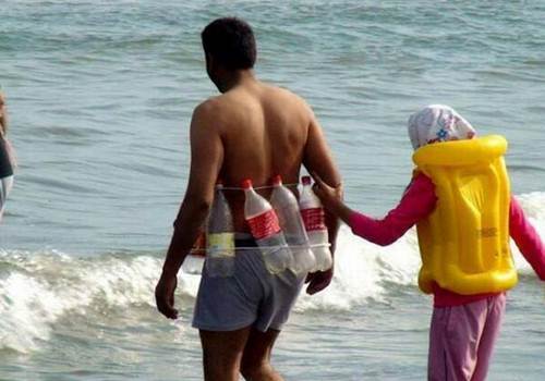 Chiếc phao tự chế cho ngày hè ra biển tắm.