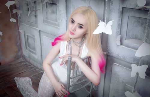 Em gái Angela Phương Trinh ngày càng 
