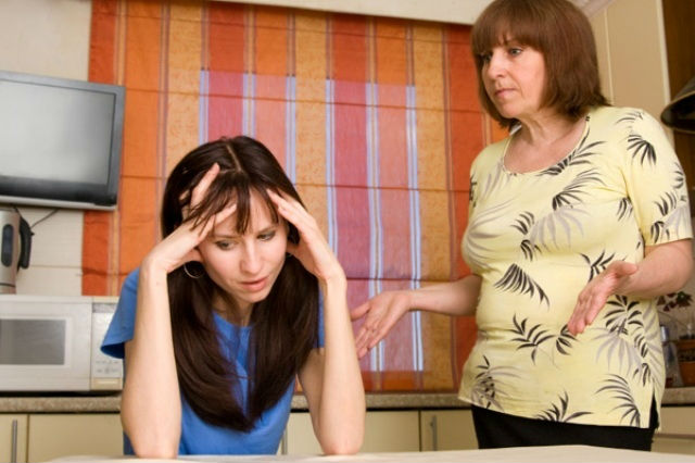 Stress vì mẹ chồng “super soi”