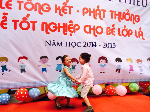 Hai thiên thần nắm tay nhảy múa vì đã tốt nghiệp lớp lá sau một năm đi học.
