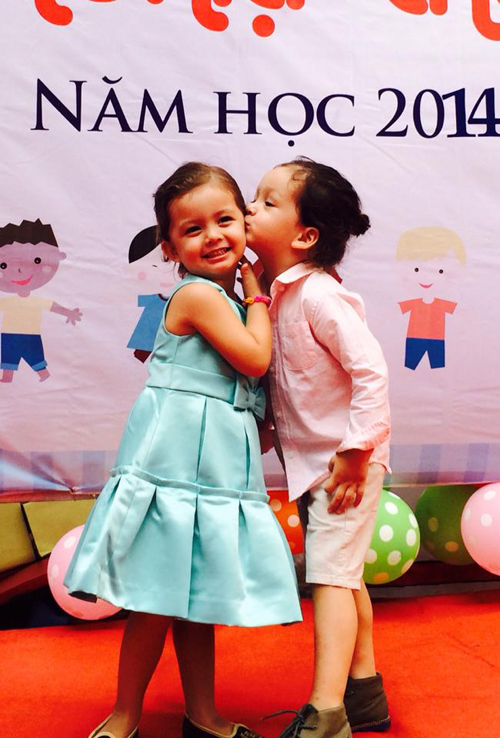 Anh trai Tôm còn ngọt ngào thơm má em gái.