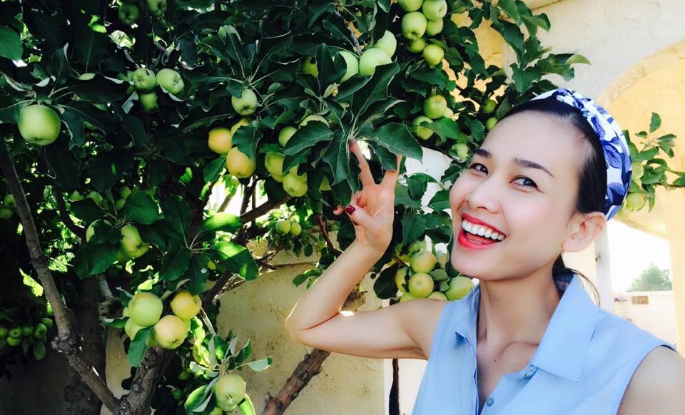 Dương Mỹ Linh khoe thành quả chăm sóc với cây táo sai chi chít quả.