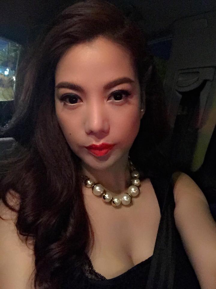 Trương Ngọc Ánh có vẻ gầy sau một ngày bị đau dạ dày: 'Mấy bữa nay bị đau bao tử quá nên không cập nhật thường xuyên cho các tình iu được, bây giờ đỡ hơn chút rồi đây'.