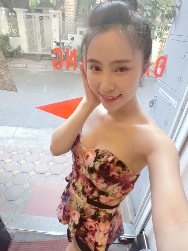 Quỳnh Nga gợi cảm khoe vai trần.