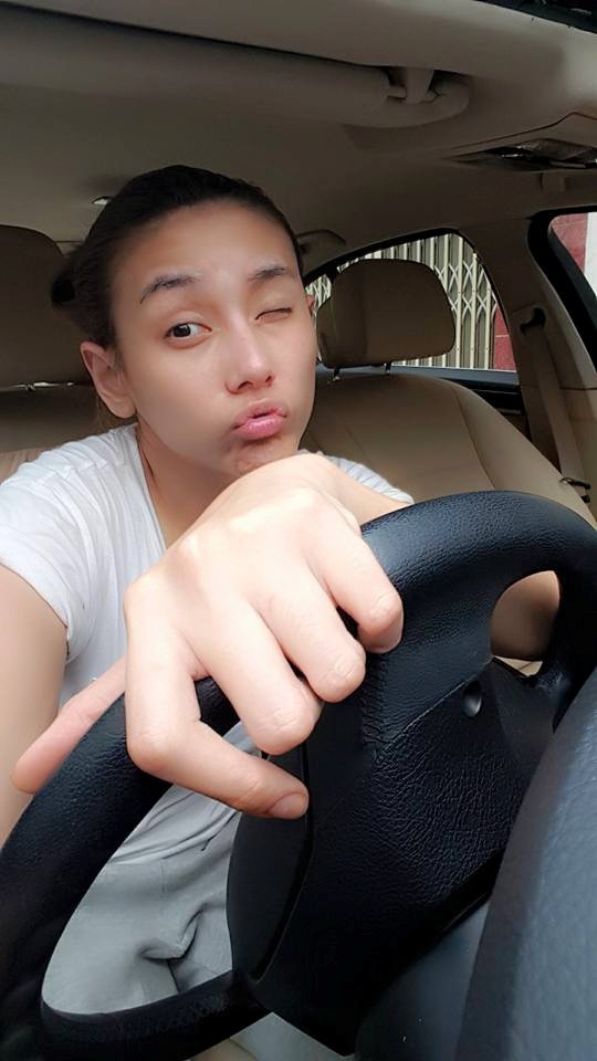 Siêu mẫu Võ Hoàng Yến để mặt mộc đi làm.