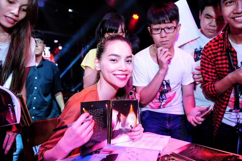 Hồ Ngọc Hà kí tặng fan đĩa DVD mới của cô.