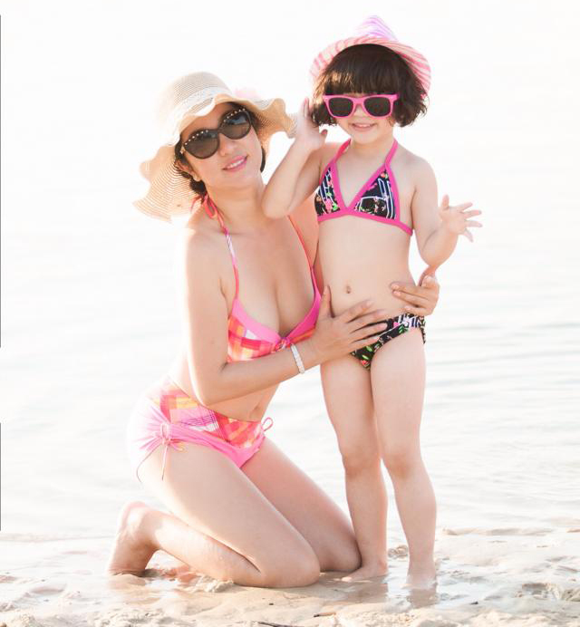 Mẹ con Thúy Nga mặc bikini khoe dáng trên bãi biển