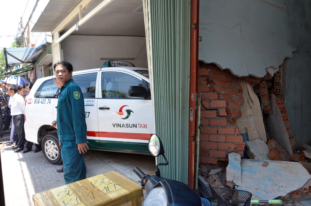 Taxi mất lái húc 4 xe máy, tông sập tường nhà dân