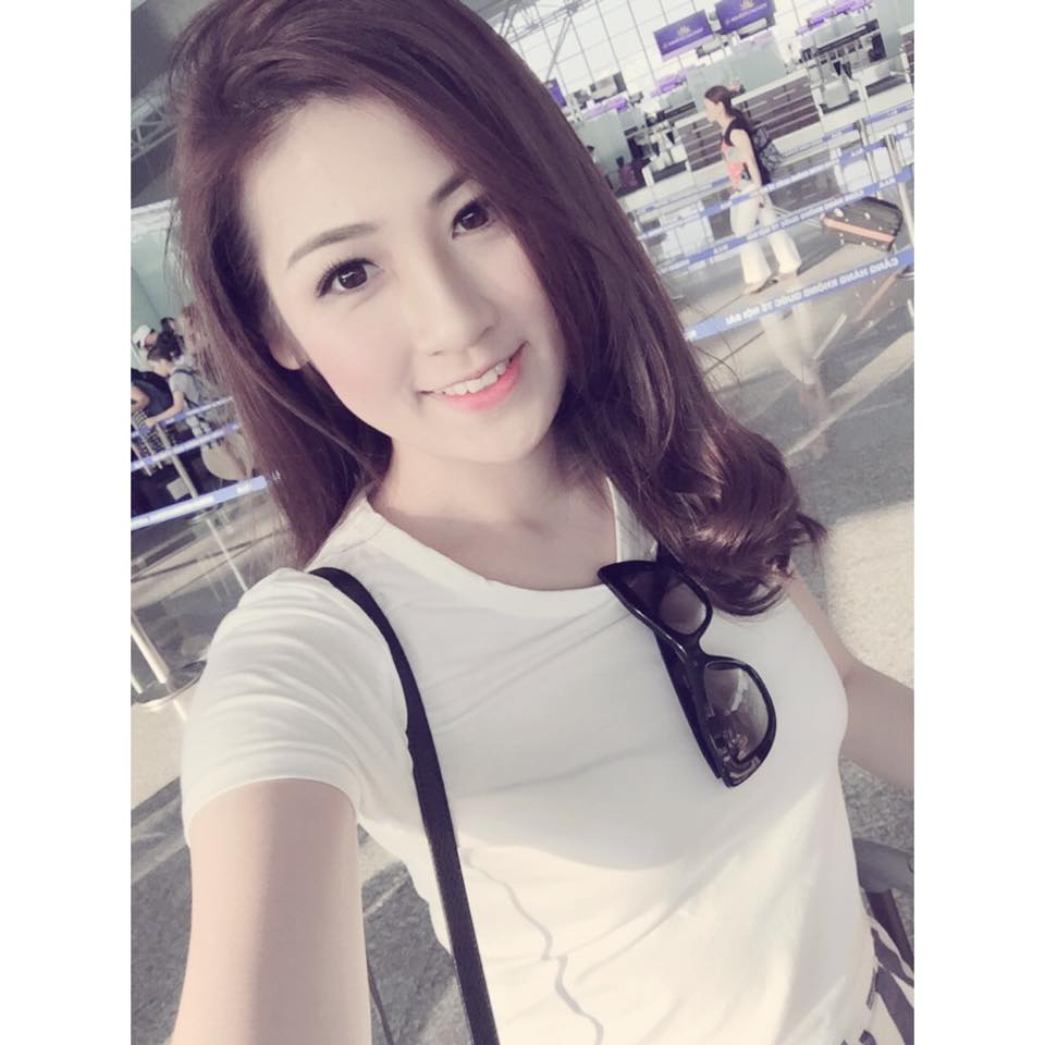 Á hậu Tú Anh thưởng cho mình chuyến du lịch Singapore sau khi tối nghiệp đại học.