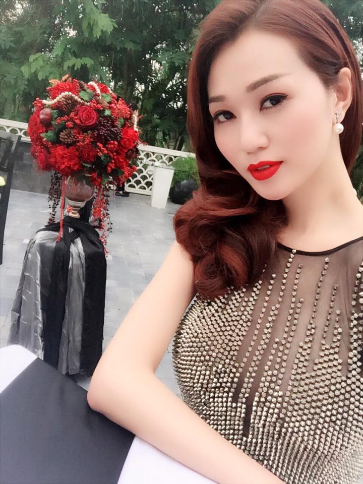 Khánh My gợi cảm lấp ló ngực đầy khi dự event.