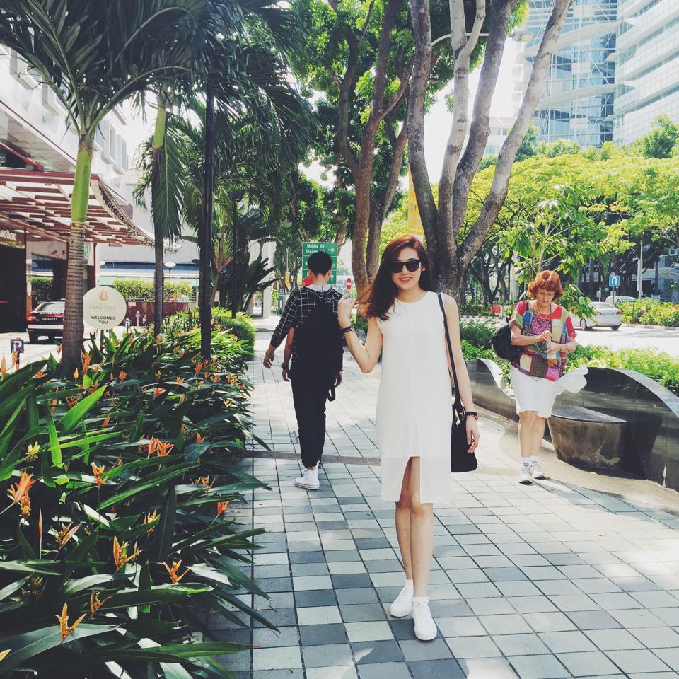 Dương Tú Anh đi du lịch Singgapore.