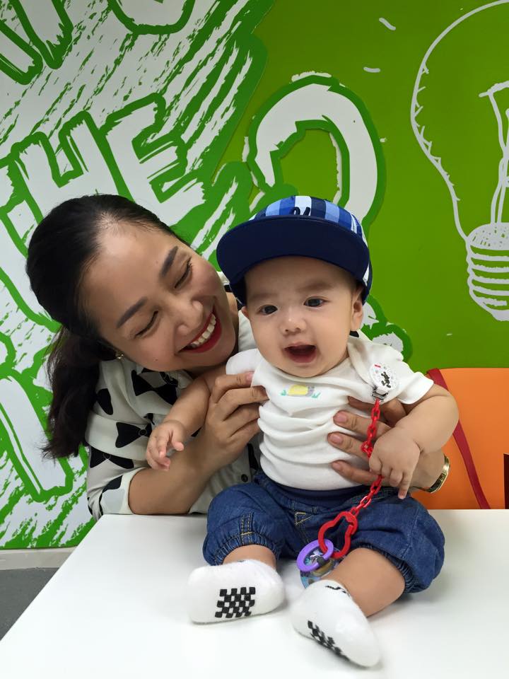 Cậu bé càng lớn càng bụ bẫm, đáng yêu.