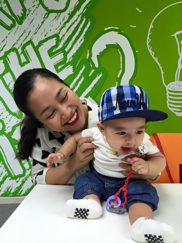 Nụ cười hạnh phúc hiện rõ trên khuôn mặt Ốc Thanh Vân.