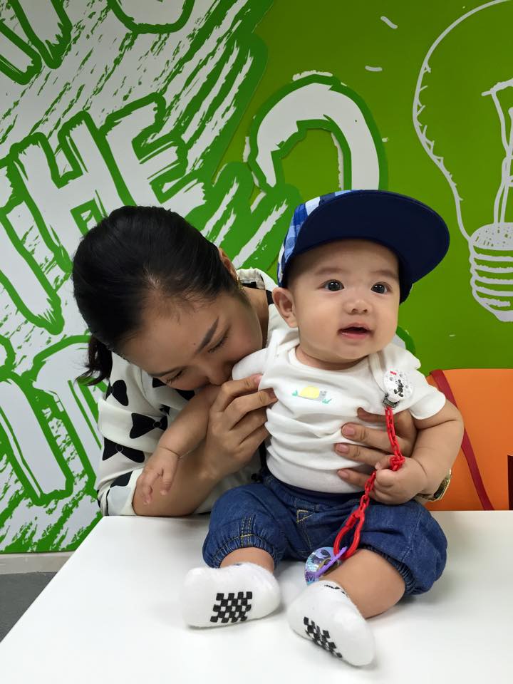'Bà mẹ ba con' được mệnh danh là mẹ đảm của showbiz Việt.